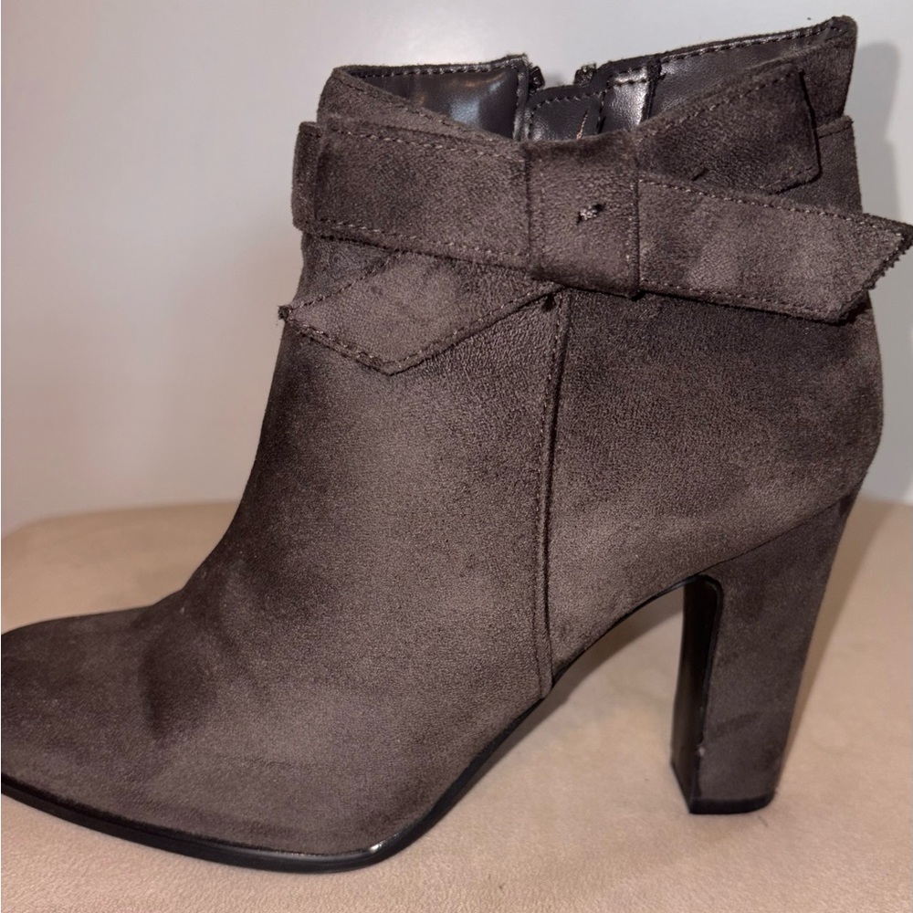Stunning dress boots, gray suede, size 8 MINT